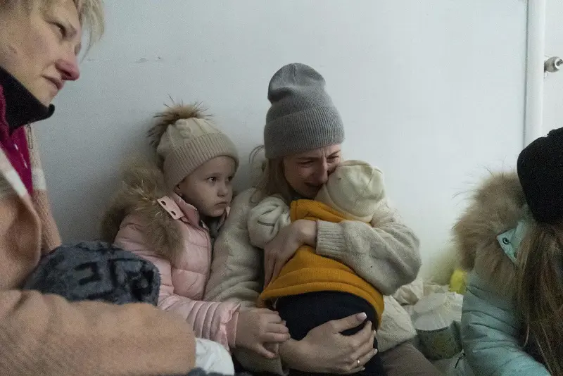 Woman-whose-husband-was-killed-in-the-shelling-cries-on-the-floor-of-a-corridor-in-a-hospital-in-Mariupol-March-11-2022-By-AP-Mstyslav-Chernov.jpeg